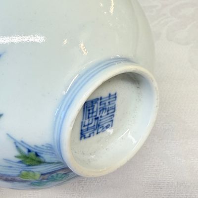 A pair of Chinese doucai bowls with floral design — photo 13