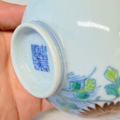 A pair of Chinese doucai bowls with floral design — photo 14
