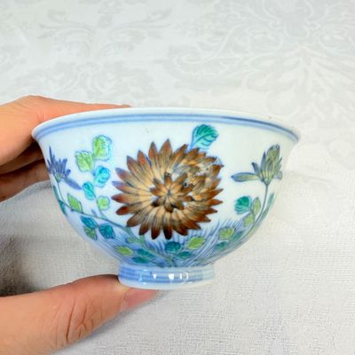 A pair of Chinese doucai bowls with floral design — photo 15