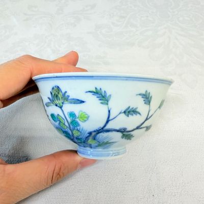 A pair of Chinese doucai bowls with floral design — photo 16