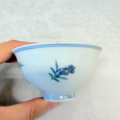 A pair of Chinese doucai bowls with floral design — photo 17