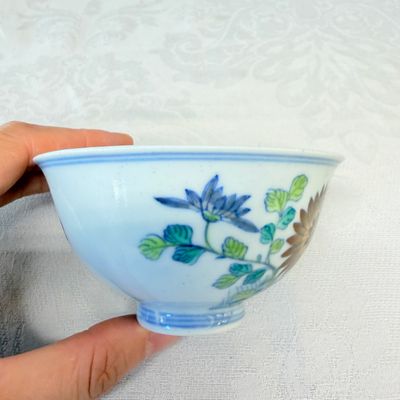 A pair of Chinese doucai bowls with floral design — photo 18
