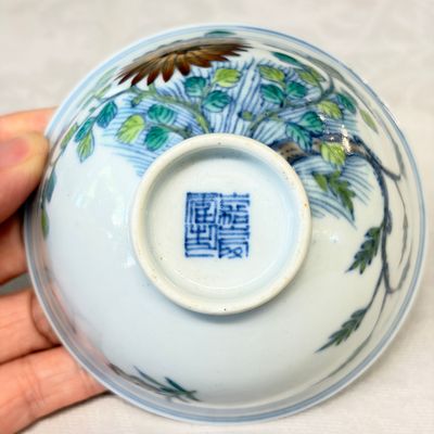 A pair of Chinese doucai bowls with floral design — photo 22