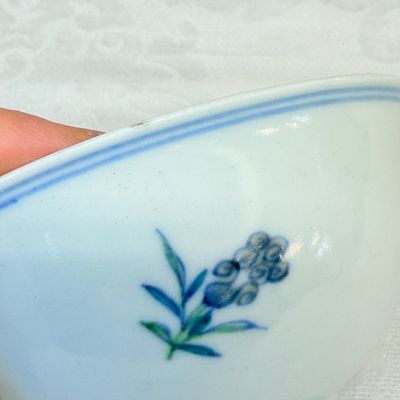 A pair of Chinese doucai bowls with floral design — photo 24