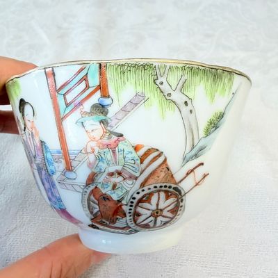 A pair of Chinese doucai bowls with floral design — photo 28