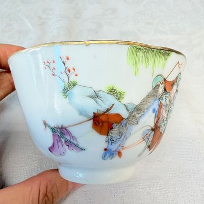 A pair of Chinese doucai bowls with floral design — photo 30