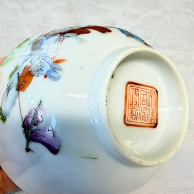 A pair of Chinese doucai bowls with floral design — photo 33