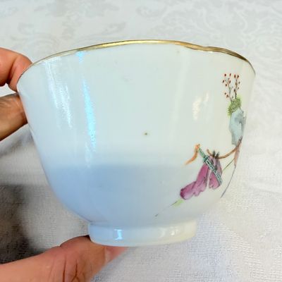 A pair of Chinese doucai bowls with floral design — photo 39