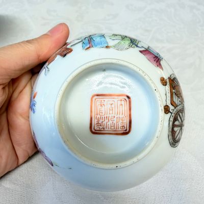 A pair of Chinese doucai bowls with floral design — photo 43