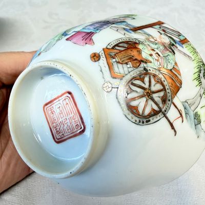 A pair of Chinese doucai bowls with floral design — photo 45