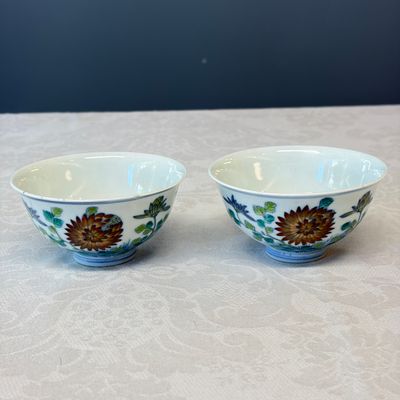 A pair of Chinese doucai bowls with floral design — photo 1