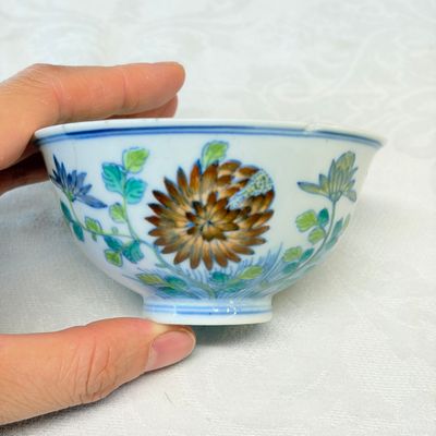 A pair of Chinese doucai bowls with floral design — photo 2