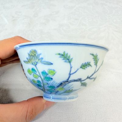 A pair of Chinese doucai bowls with floral design — photo 3