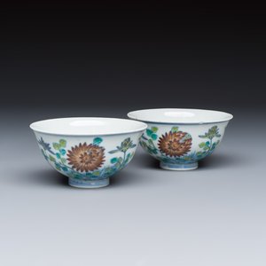 A pair of Chinese doucai bowls with floral design — photo 1