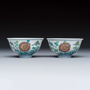A pair of Chinese doucai bowls with floral design — photo 2