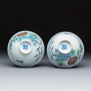 A pair of Chinese doucai bowls with floral design — photo 6