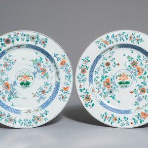 A pair of Chinese doucai chargers with floral design, Kangxi — photo 1