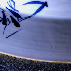 A pair of Chinese doucai chargers with floral design, Kangxi — photo 11