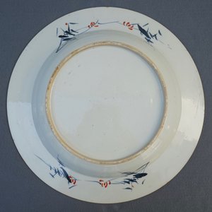 A pair of Chinese doucai chargers with floral design, Kangxi — photo 6