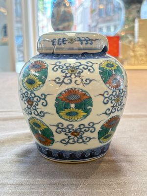A pair of Chinese doucai 'chrysanthemum' jars and covers, Daoguang mark and of the period — photo 1