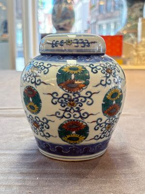 A pair of Chinese doucai 'chrysanthemum' jars and covers, Daoguang mark and of the period — photo 11