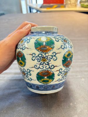 A pair of Chinese doucai 'chrysanthemum' jars and covers, Daoguang mark and of the period — photo 12