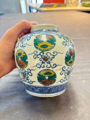 A pair of Chinese doucai 'chrysanthemum' jars and covers, Daoguang mark and of the period — photo 13