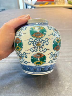 A pair of Chinese doucai 'chrysanthemum' jars and covers, Daoguang mark and of the period — photo 14