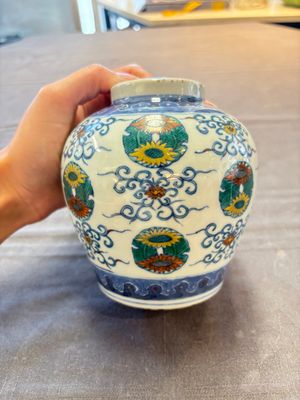 A pair of Chinese doucai 'chrysanthemum' jars and covers, Daoguang mark and of the period — photo 15