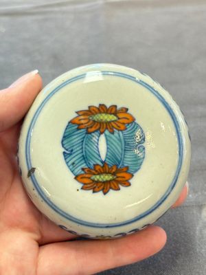 A pair of Chinese doucai 'chrysanthemum' jars and covers, Daoguang mark and of the period — photo 18