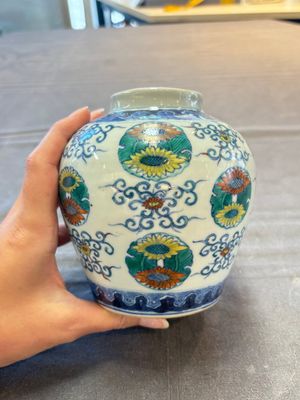 A pair of Chinese doucai 'chrysanthemum' jars and covers, Daoguang mark and of the period — photo 2