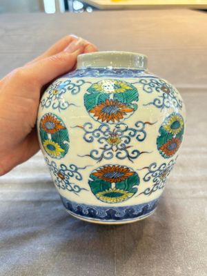 A pair of Chinese doucai 'chrysanthemum' jars and covers, Daoguang mark and of the period — photo 3