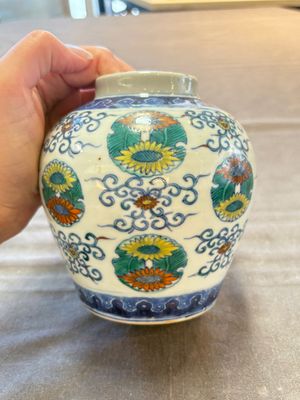 A pair of Chinese doucai 'chrysanthemum' jars and covers, Daoguang mark and of the period — photo 4