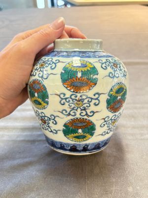A pair of Chinese doucai 'chrysanthemum' jars and covers, Daoguang mark and of the period — photo 5
