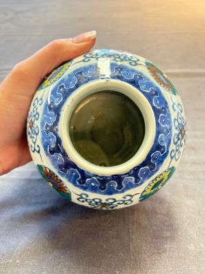 A pair of Chinese doucai 'chrysanthemum' jars and covers, Daoguang mark and of the period — photo 6