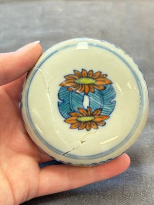 A pair of Chinese doucai 'chrysanthemum' jars and covers, Daoguang mark and of the period — photo 9