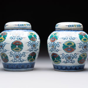 A pair of Chinese doucai 'chrysanthemum' jars and covers, Daoguang mark and of the period — photo 2