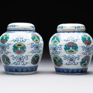 A pair of Chinese doucai 'chrysanthemum' jars and covers, Daoguang mark and of the period — photo 3