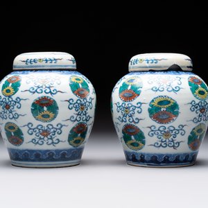 A pair of Chinese doucai 'chrysanthemum' jars and covers, Daoguang mark and of the period — photo 4