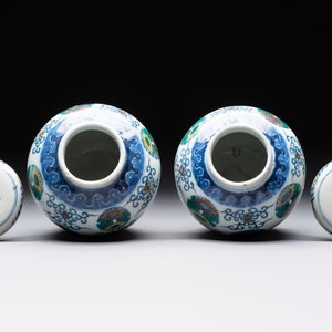 A pair of Chinese doucai 'chrysanthemum' jars and covers, Daoguang mark and of the period — photo 5