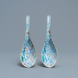 A pair of Chinese doucai 'dragon and phoenix' spoons, Chenghua mark, 19th C. — 照片 1