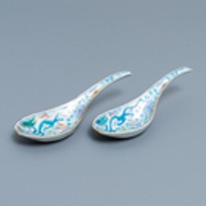 A pair of Chinese doucai 'dragon and phoenix' spoons, Chenghua mark, 19th C. — 照片 5