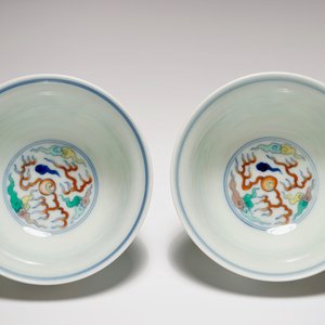 A pair of Chinese doucai "dragon" bowls, Yongzheng mark, 20th C. — 照片 5
