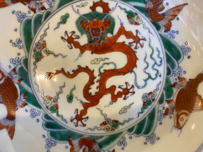 A pair of Chinese doucai 'dragon' plates, Chenghua mark, Kangxi — 照片 3