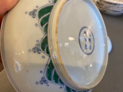 A pair of Chinese doucai 'dragon' plates, Chenghua mark, Kangxi — 照片 7