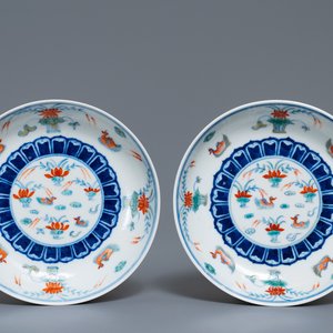 A pair of Chinese doucai 'ducks in a lotus pond' plates, four-character mark, Republic — 照片 1