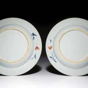 A pair of Chinese doucai plates with floral design, Kangxi — 照片 2