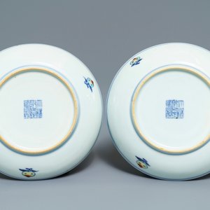 A pair of Chinese doucai plates with peaches, Qianlong mark, 19th C. — 照片 2
