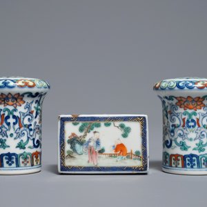 A pair of Chinese doucai scroll ends and a famille rose paper weight, 19/20th C. — 照片 2