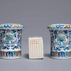 A pair of Chinese doucai scroll ends and a famille rose paper weight, 19/20th C. — 照片 3
